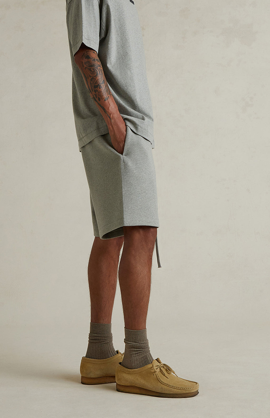 FEAR OF GOD ESSENTIALS CLASSIC FLEECE SHORT 'CONCRETE HEATHER' FW25