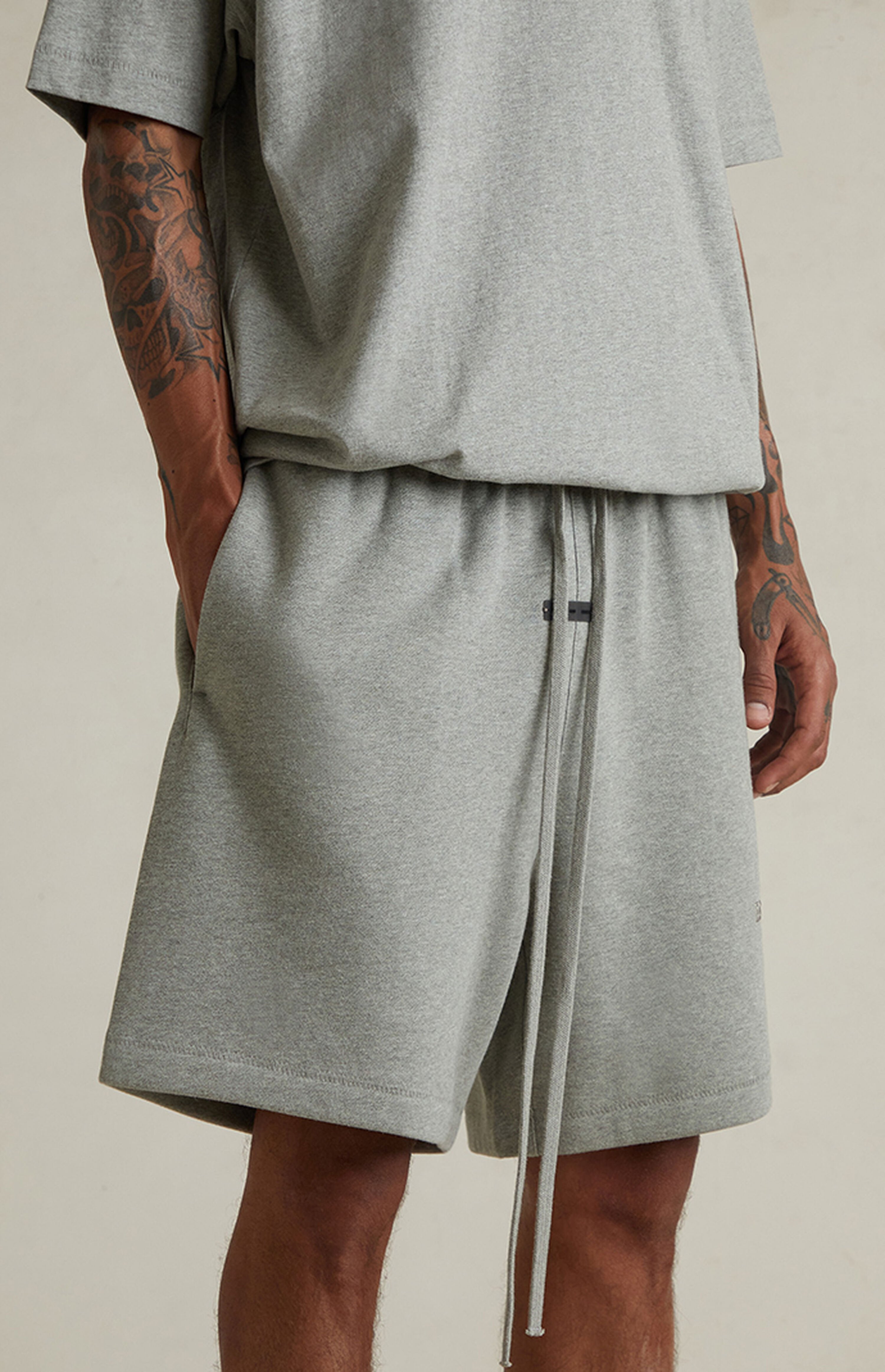 FEAR OF GOD ESSENTIALS CLASSIC FLEECE SHORT 'CONCRETE HEATHER' FW25