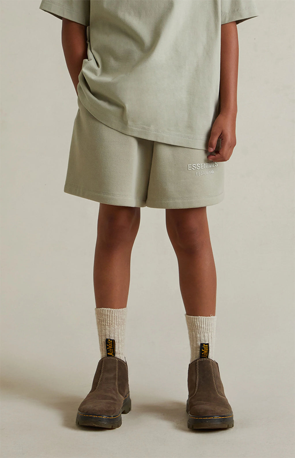 FEAR OF GOD ESSENTIALS FLEECE SHORT 'ABBEY STONE' SS25