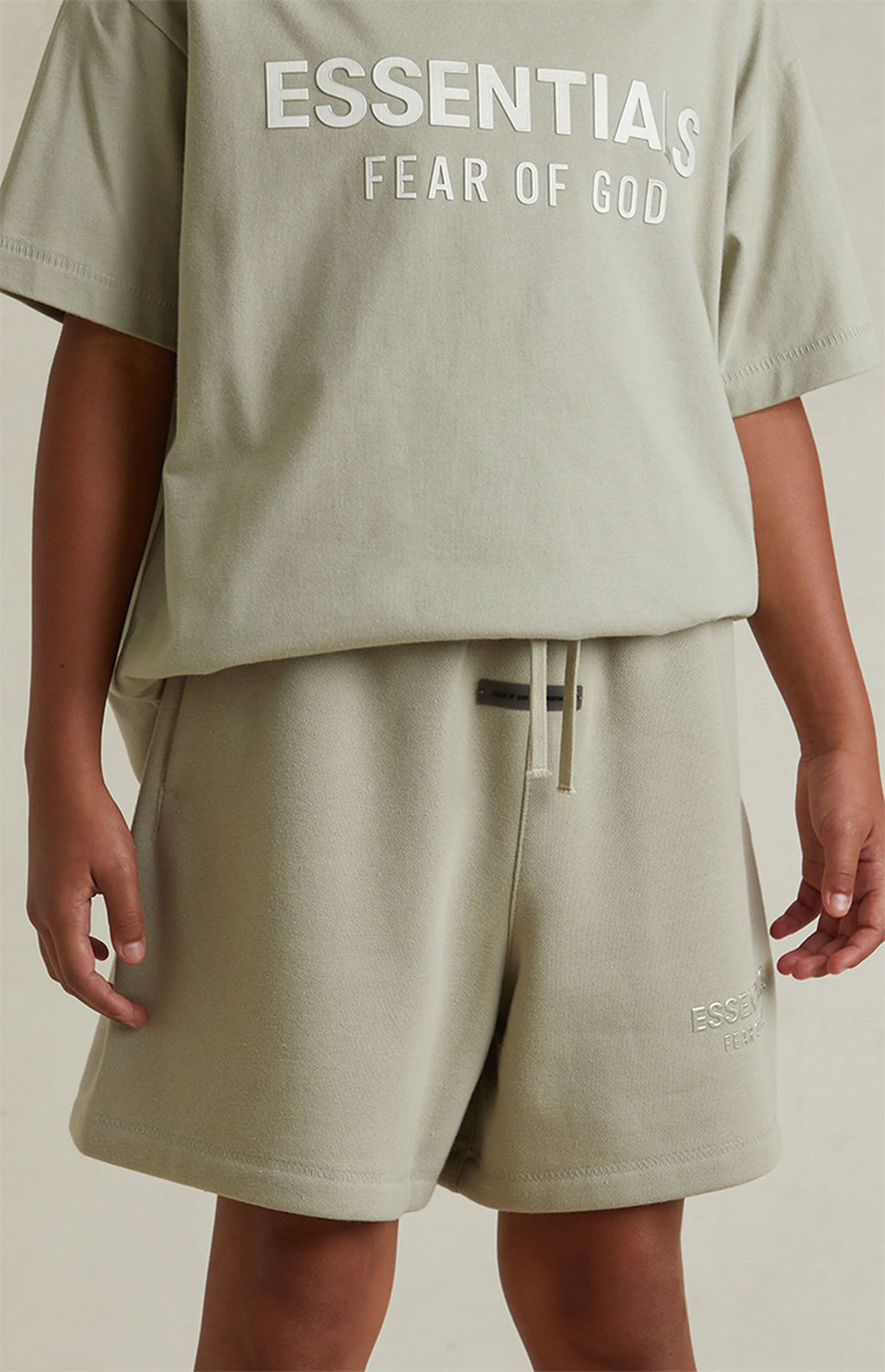 FEAR OF GOD ESSENTIALS FLEECE SHORT 'ABBEY STONE' SS25