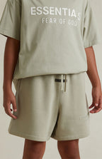 FEAR OF GOD ESSENTIALS FLEECE SHORT 'ABBEY STONE' SS25