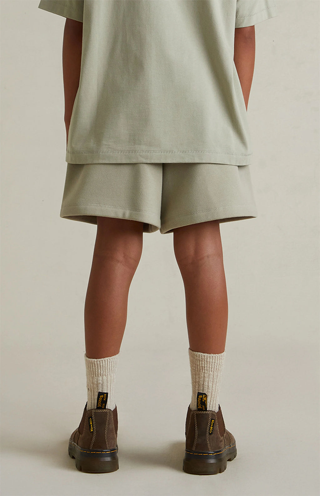 FEAR OF GOD ESSENTIALS FLEECE SHORT 'ABBEY STONE' SS25