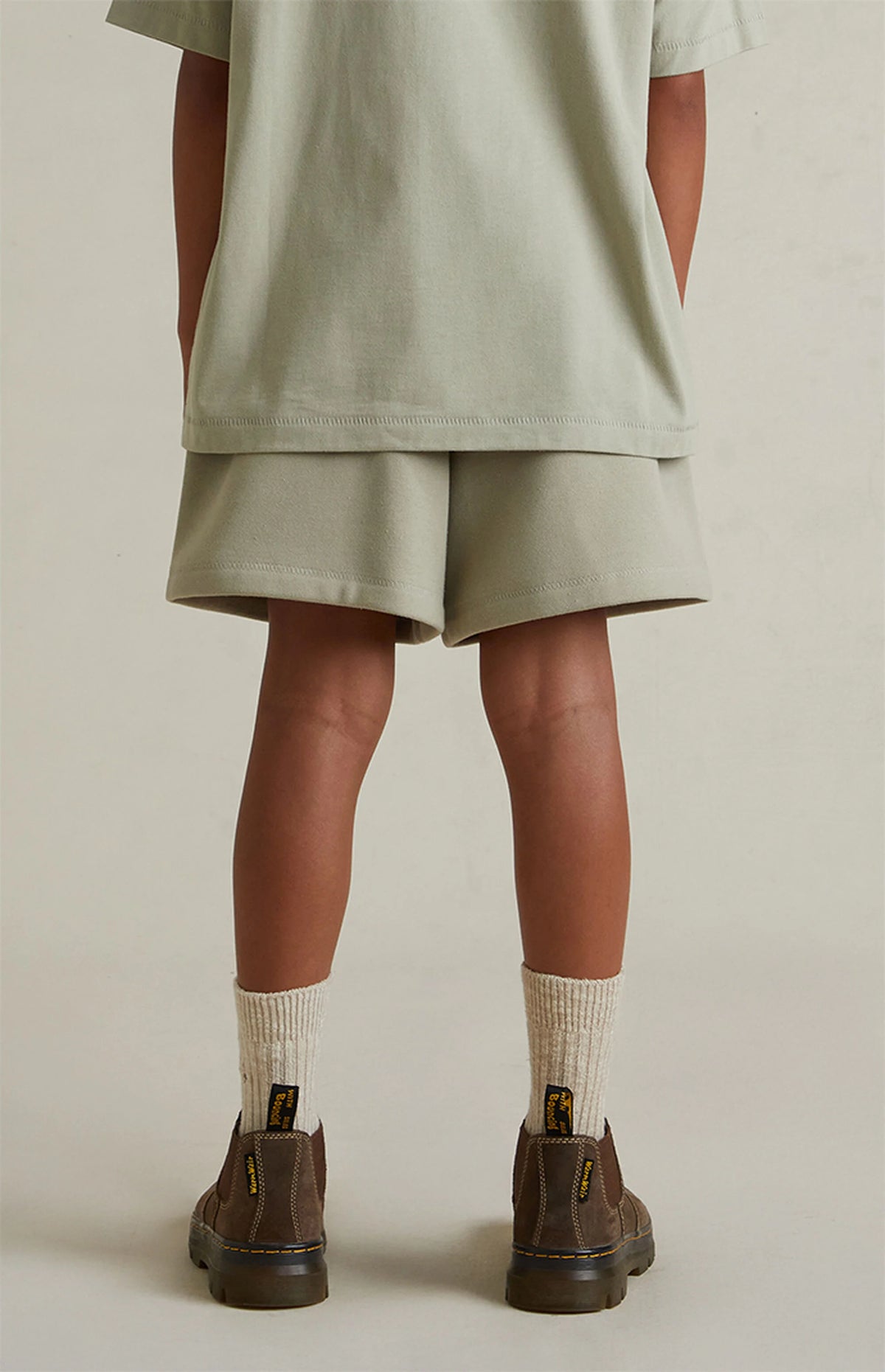 FEAR OF GOD ESSENTIALS FLEECE SHORT 'ABBEY STONE' SS25