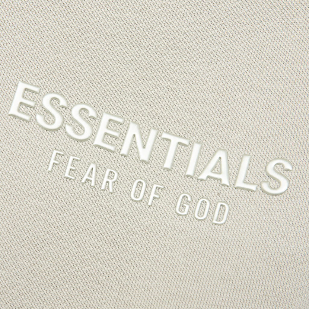 FEAR OF GOD ESSENTIALS FLEECE SHORT 'ABBEY STONE' SS25