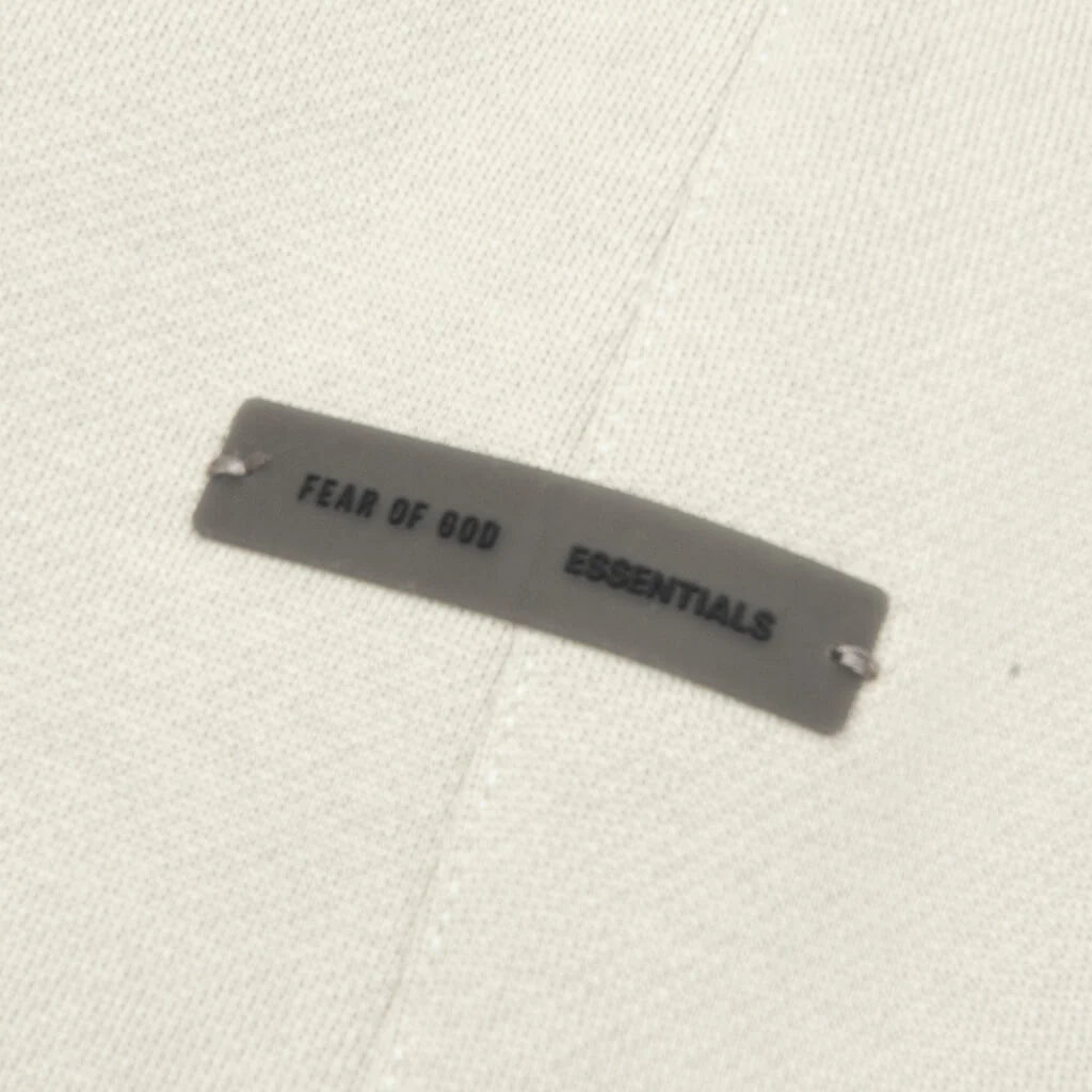 FEAR OF GOD ESSENTIALS FLEECE SHORT 'ABBEY STONE' SS25
