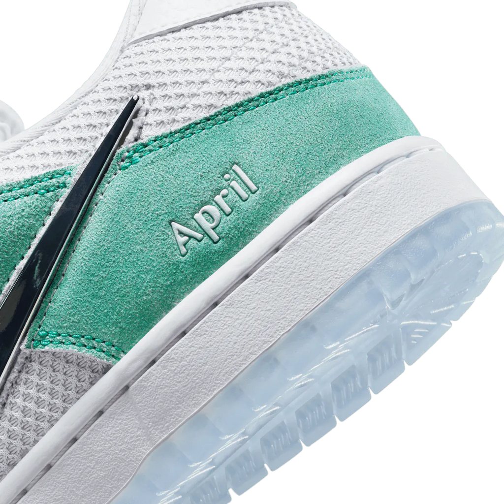 NIKE SB DUNK LOW APRIL SKATEBOARDS